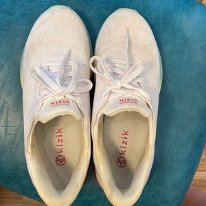 Kizik white tennis shoes